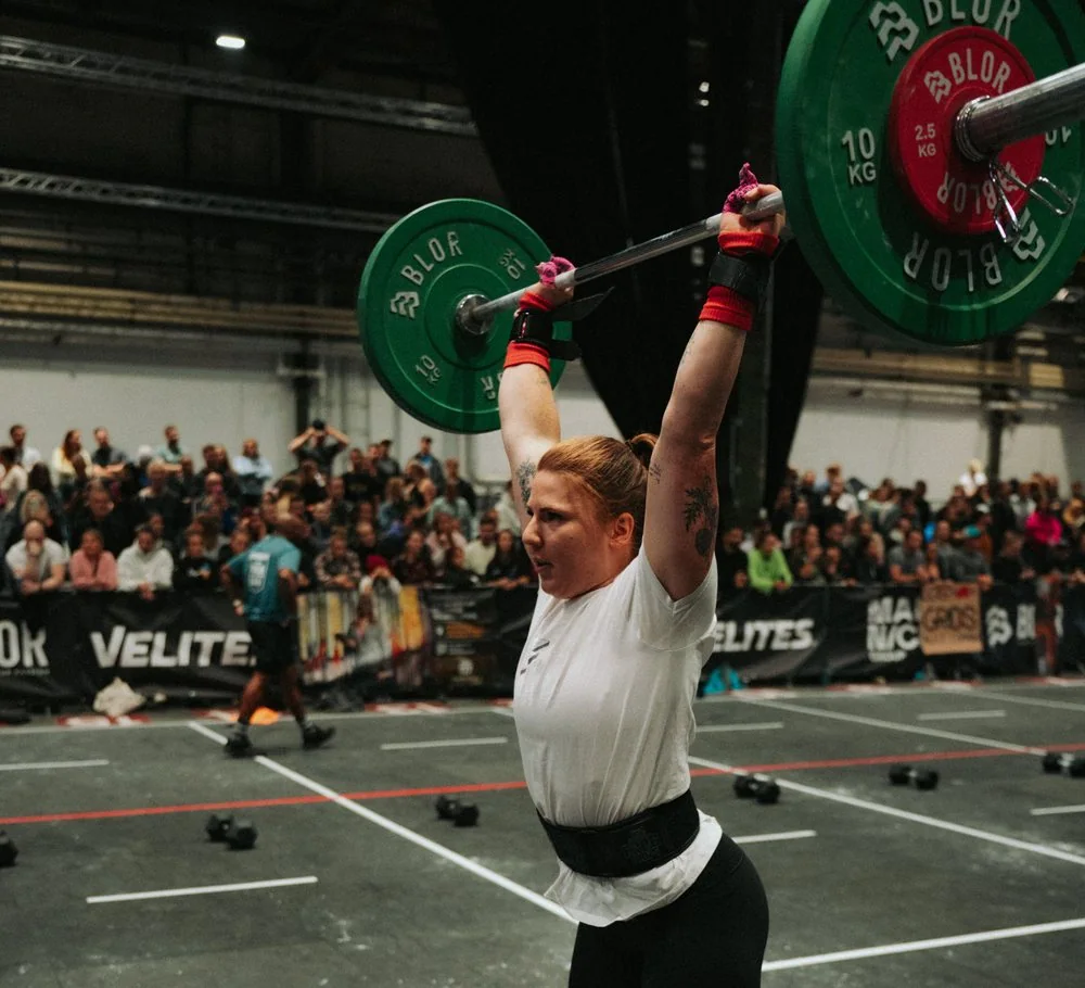 Athletin beim Snatch auf der Wettkampffläche des German Throwdown vor vollen Rängen